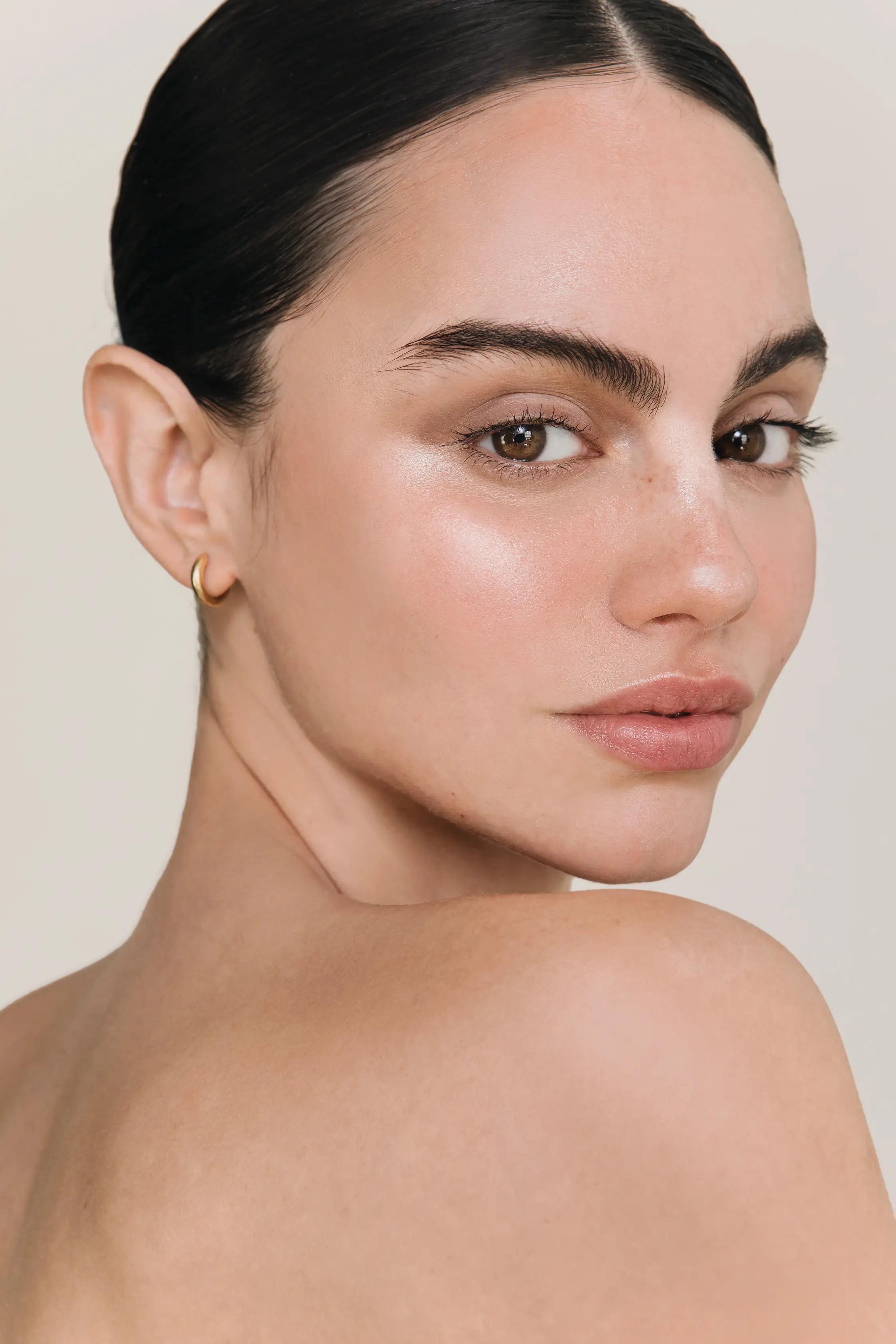 Modelo después de aplicar la esencia facial The Reset Milk Therapy de Holisi