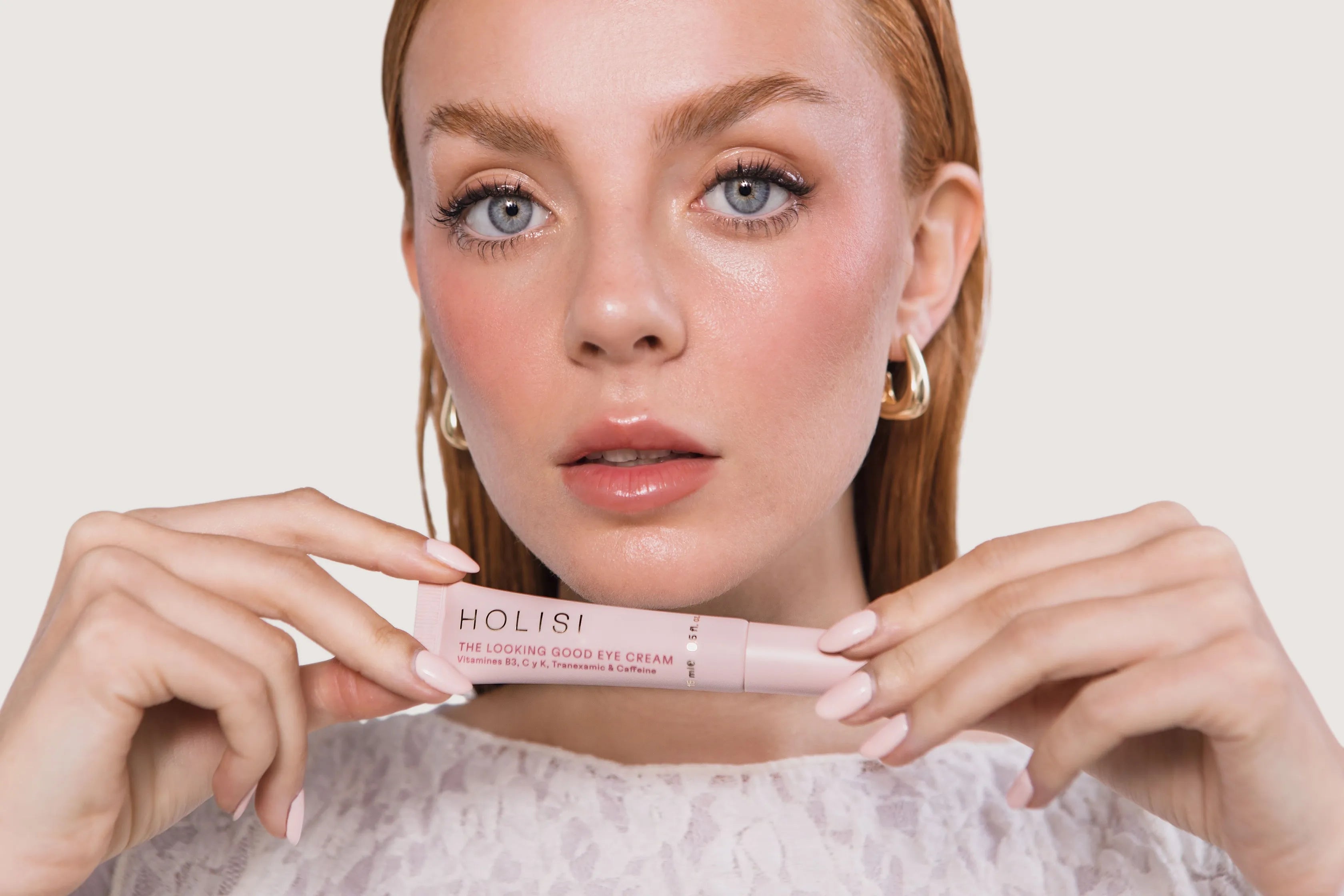 Modelo mostrando la crema para el contorno de ojos de día de Holisi