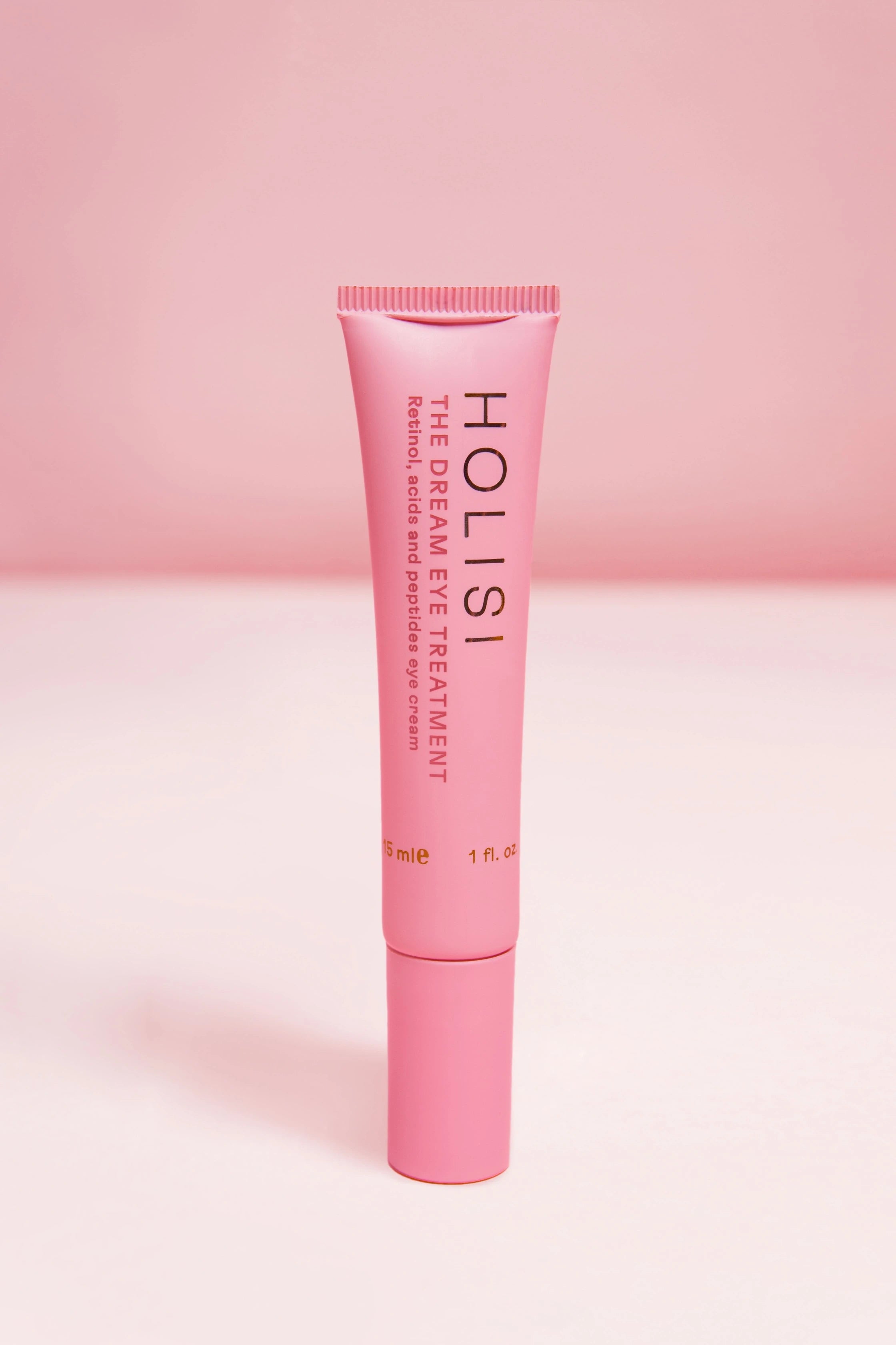 Imagen del envase de The Dream Eye Treatment sobre un fondo rosado.