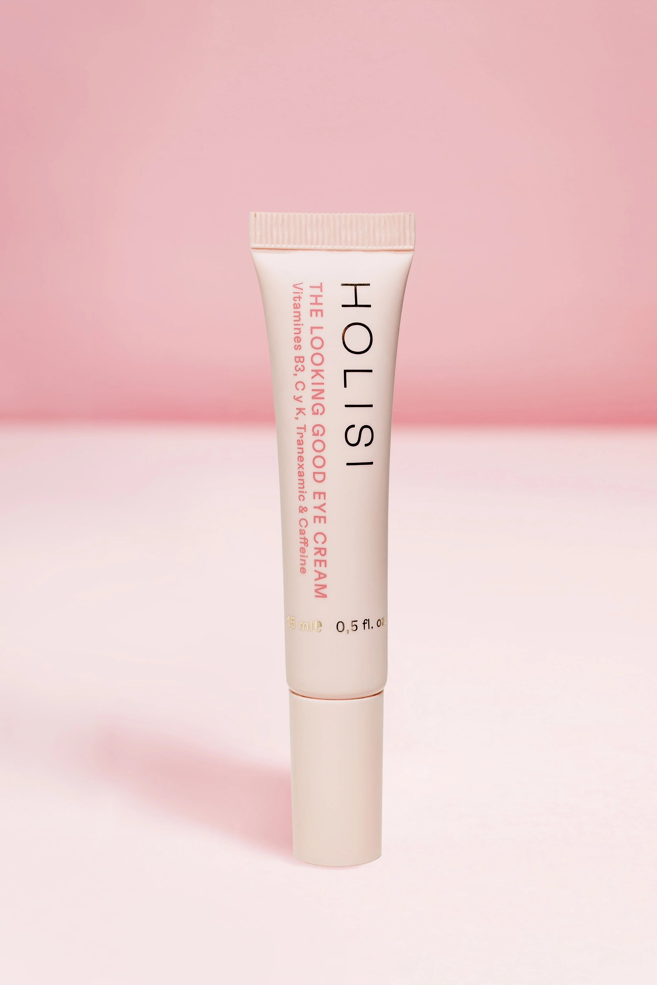 Imagen del envase de The Looking Good Eye Treatment sobre un fondo rosado.