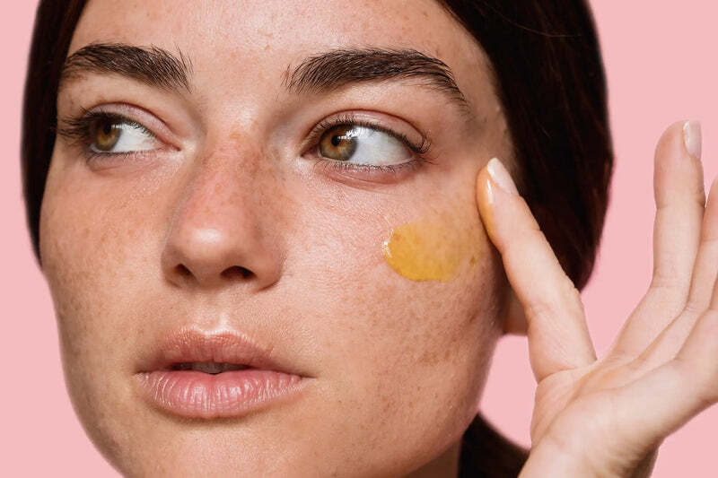 Mujer aplicando retinal en su rostro para rejuvenecerlo