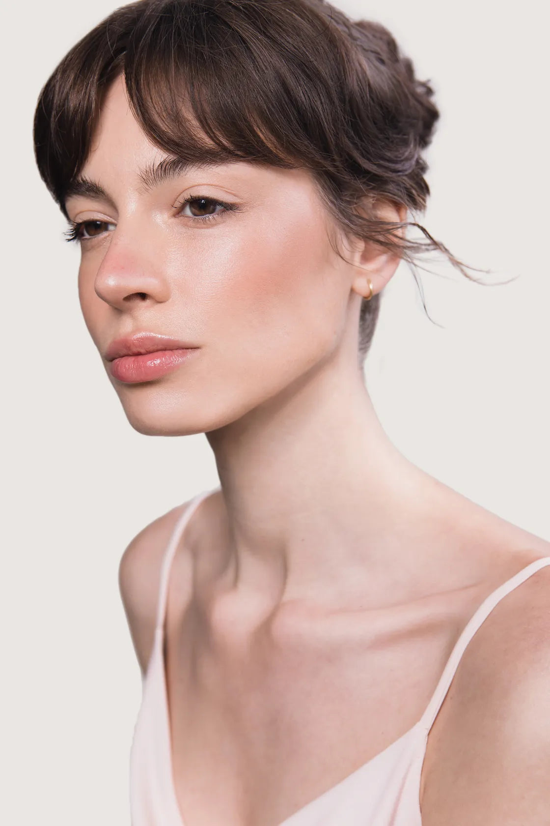 Modelo después de aplicar la crema solar The Radiant Silk Sunscreen 50+ SPF de Holisi