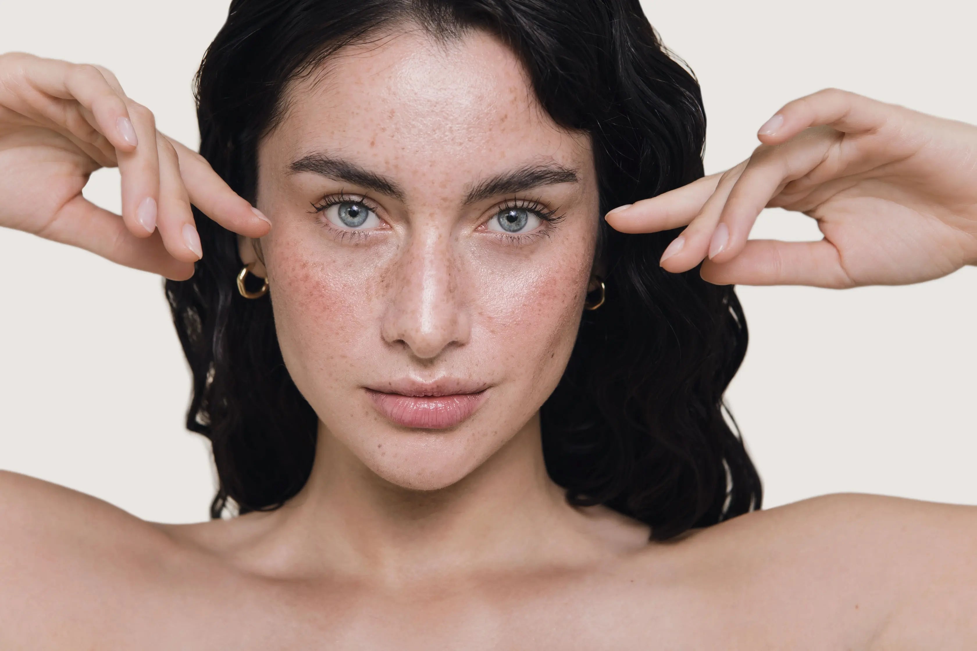Mujer tras aplicar las cremas de contorno de ojos de Holisi