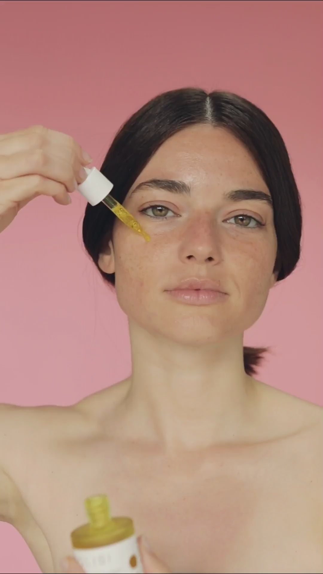 Vídeo de modelo mostrando cómo aplicar The Retinal Treatment