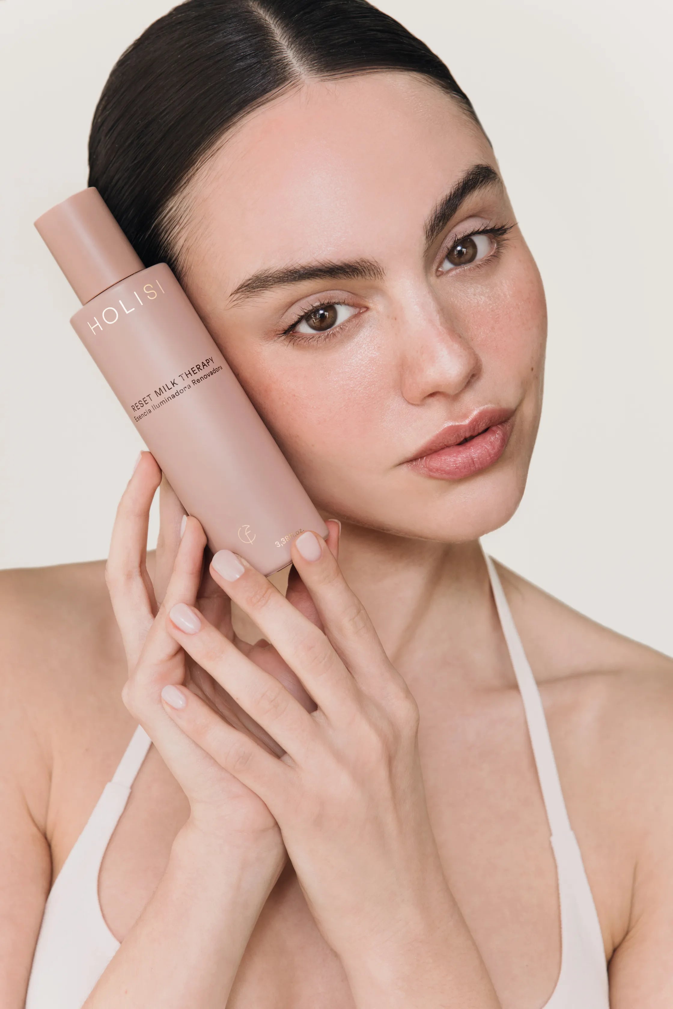 Mujer posando con la esencia facial de Holisi