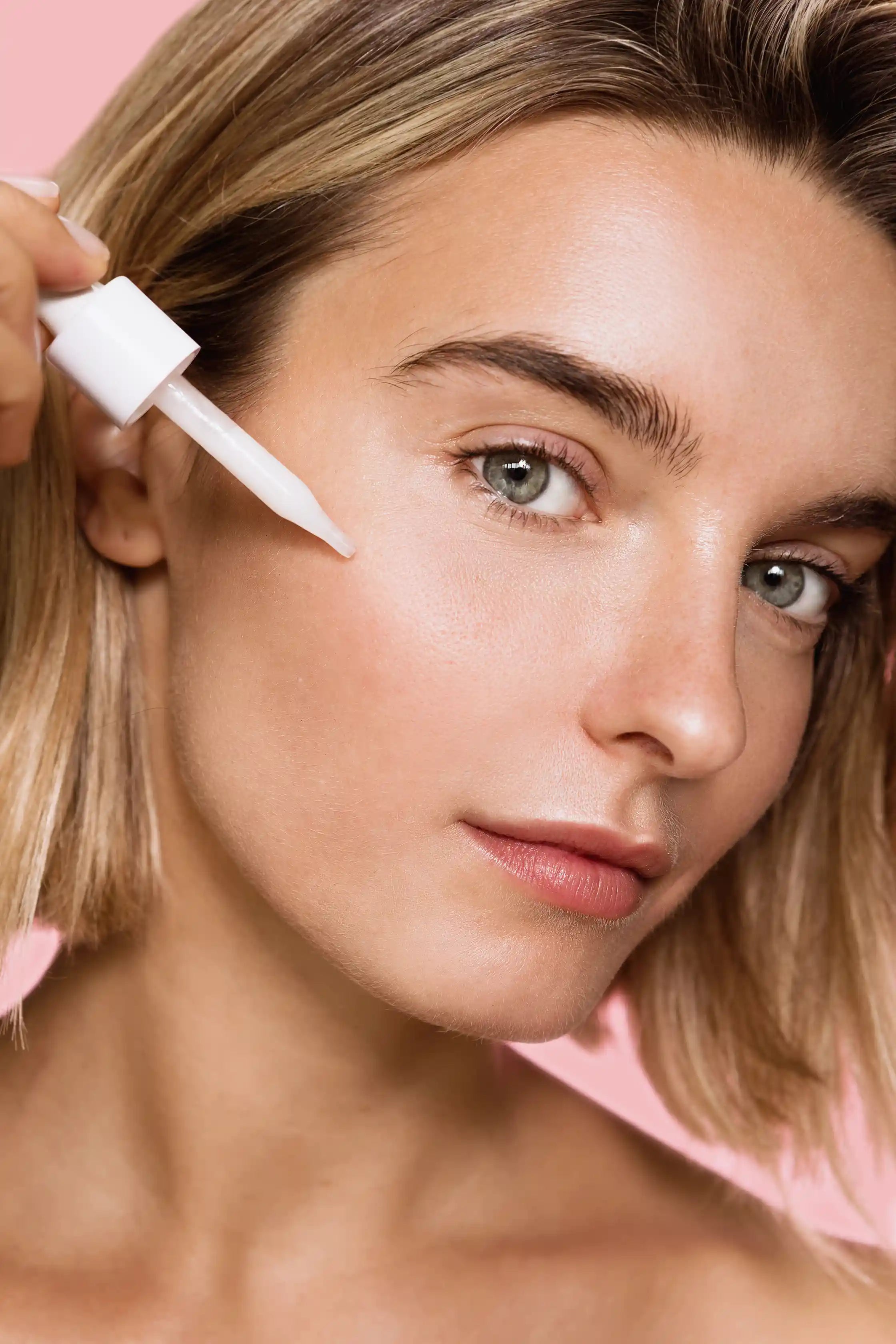 Modelo aplicando The Fading Treatment sobre su rostro