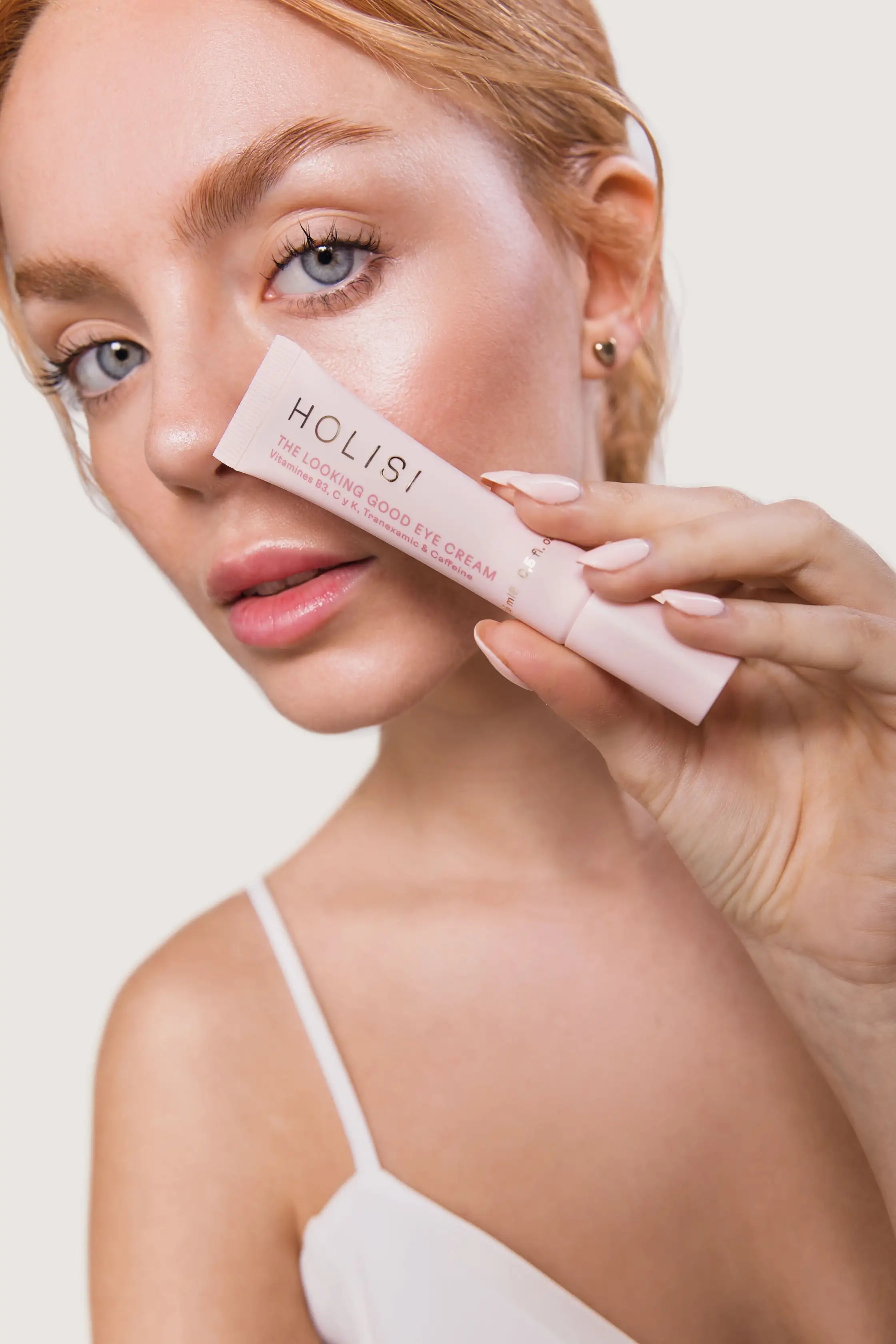 Mujer posando con el contorno de ojos de día de Holisi